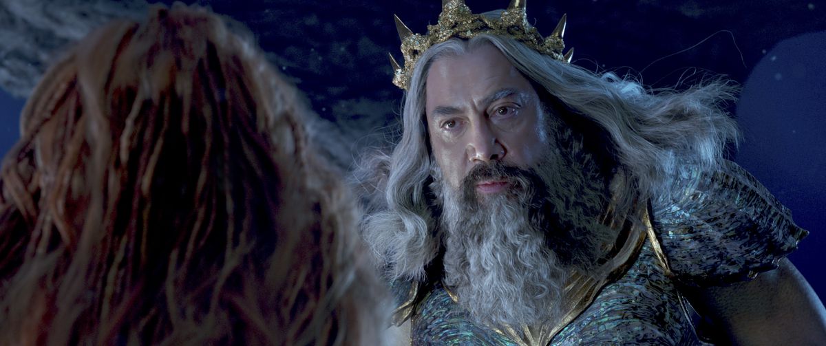 Javier Bardem dans le rôle du roi Triton, regardant sévèrement Ariel