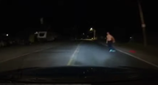 Une vidéo YouTube granuleuse montre un adolescent s'approchant d'un véhicule avant de se jeter sur le capot de la voiture.