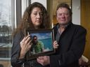 Margie et Mark Gray tiennent une photo le jeudi 10 mars 2016 de leur fils Myles Gray, qui a été tué par VPD en août dernier dans des circonstances suspectes.  Les Gris cherchent des réponses.