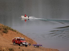 Les autorités portugaises de l'unité d'enquête criminelle de la police judiciaire (PJ) travaillent lors d'une nouvelle opération de recherche dans le cadre de l'enquête sur la disparition de Madeleine McCann (Maddie) dans la zone du barrage d'Arade, à Silves, au Portugal, le 23 mai 2023.