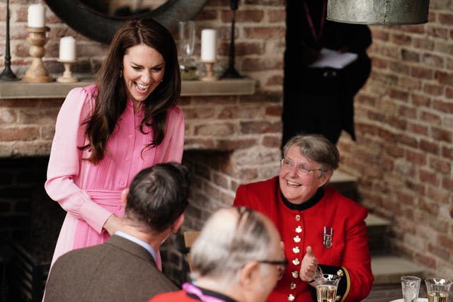 La princesse de Galles parle aux retraités de Chelsea