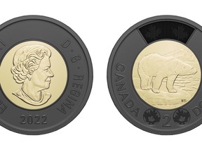 Le toonie à anneaux noirs que la Monnaie royale canadienne a publié pour commémorer feu la reine Elizabeth est montré sur une photo à distribuer.