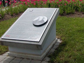 Une plaque, qui a depuis été enlevée, rend hommage au premier premier ministre du Canada, John A. Macdonald, à Kingston, en Ontario.