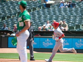 Le receveur des Cincinnati Reds, Luke Maile (22 ans), fait le tour des bases après avoir frappé un home run du lanceur partant d'Oakland Athletics Kyle Muller (39 ans) lors de la troisième manche au RingCentral Coliseum.