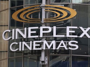 Une enseigne de cinéma Cineplex plane sur la rue Yonge à Toronto, le 16 mars 2020.