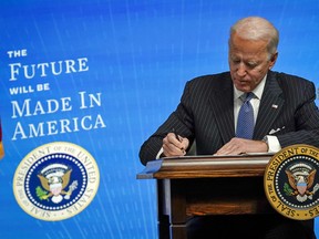 Le président américain Joe Biden signe un décret exécutif visant à renforcer les règles Buy American du gouvernement fédéral, le 25 janvier 2021.