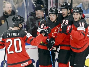 Hockey sur glace - Championnat mondial de hockey sur glace de l'IIHF 2023 - finale - Canada contre Allemagne - Nokia Arena, Tampere, Finlande - 28 mai 2023. Samuel Blais, du Canada, célèbre son premier but avec ses coéquipiers.