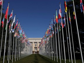 L'allée des drapeaux est vue à l'extérieur du bâtiment des Nations Unies lors du Conseil des droits de l'homme à Genève, en Suisse, le 27 février 2023.