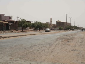 Un véhicule traverse une rue vide à Khartoum, au Soudan, le samedi 29 avril 2023, alors que les tirs et les tirs d'artillerie lourde se poursuivent malgré la prolongation d'un cessez-le-feu entre les deux principaux généraux du pays.