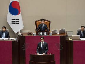 Le président de l'Assemblée nationale Kim Jin-pyo regarde le premier ministre Justin Trudeau s'adresser à l'Assemblée nationale à Séoul, en Corée du Sud, le mercredi 17 mai 2023.