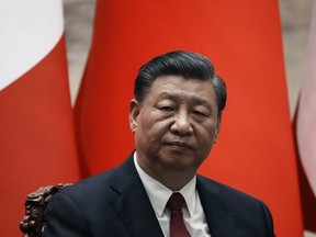 Le président chinois Xi Jinping donne une conférence de presse conjointe avec le président français Emmanuel Macron au Grand Palais du Peuple à Pékin, en Chine, le jeudi 6 avril 2023. Le chef d'un groupe basé à Vancouver qui dit qu'il s'agit d'un "apolitique" Une organisation aidant les Chinois à s'intégrer à la société canadienne s'est rendue à Pékin pour rencontrer le président Xi Jinping lors d'une conférence gouvernementale cette semaine.