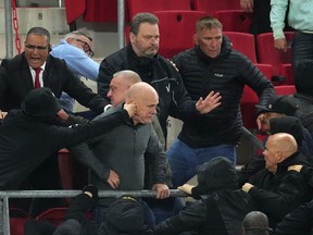 Des émeutes éclatent entre supporters dans les tribunes après la demi-finale de l'UEFA Conference League entre l'AZ Alkmaar et le West Ham United FC.