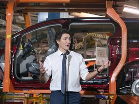 Le premier ministre Justin Trudeau prend la parole à l'usine de montage de Stellantis Canada à Windsor le 17 janvier 2023 à Windsor, en Ontario.