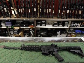 Un fusil de style AR-15 est affiché à la gamme intérieure Firing-Line et à l'armurerie, le jeudi 26 juillet 2012 à Aurora, Colorado.