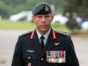 A. photo d'archive du major-général.  Dany Fortin à son arrivée pour être traité au poste de police de Gatineau pour une accusation d'agression sexuelle le 18 août 2021.