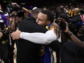 Stephen Curry des Golden State Warriors embrasse LeBron James des Lakers de Los Angeles après le match éliminatoire de la demi-finale de la Conférence Ouest à Crypto.com Arena le 12 mai 2023 à Los Angeles, Californie.