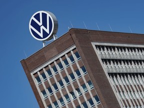 DOSSIER – Le logo Volkswagen se dresse au sommet d'un bâtiment du siège de VW à Wolfsburg, en Allemagne, le lundi 27 avril 2020.