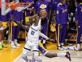 Ja Morant (12 ans) des Memphis Grizzlies se dirige vers le panier contre Jarred Vanderbilt des Los Angeles Lakers au cours de la première mi-temps du sixième match d'une série de séries éliminatoires de basket-ball de la NBA au premier tour le vendredi 28 avril 2023 à Los Angeles.