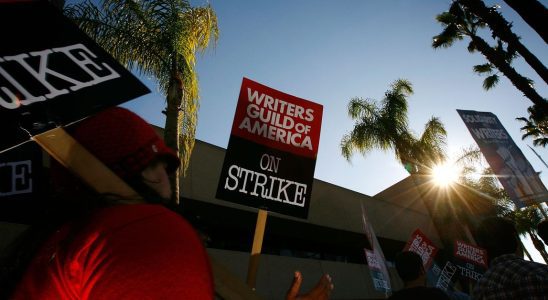 Les écrivains hollywoodiens font grève après que les studios n'ont pas réussi à négocier les bas salaires et l'utilisation de l'IA