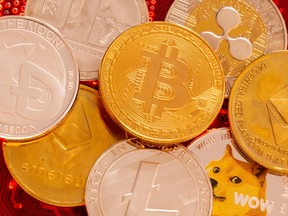 Les représentations des crypto-monnaies Bitcoin, Ethereum, DogeCoin, Ripple, Litecoin sont placées sur la carte mère du PC.