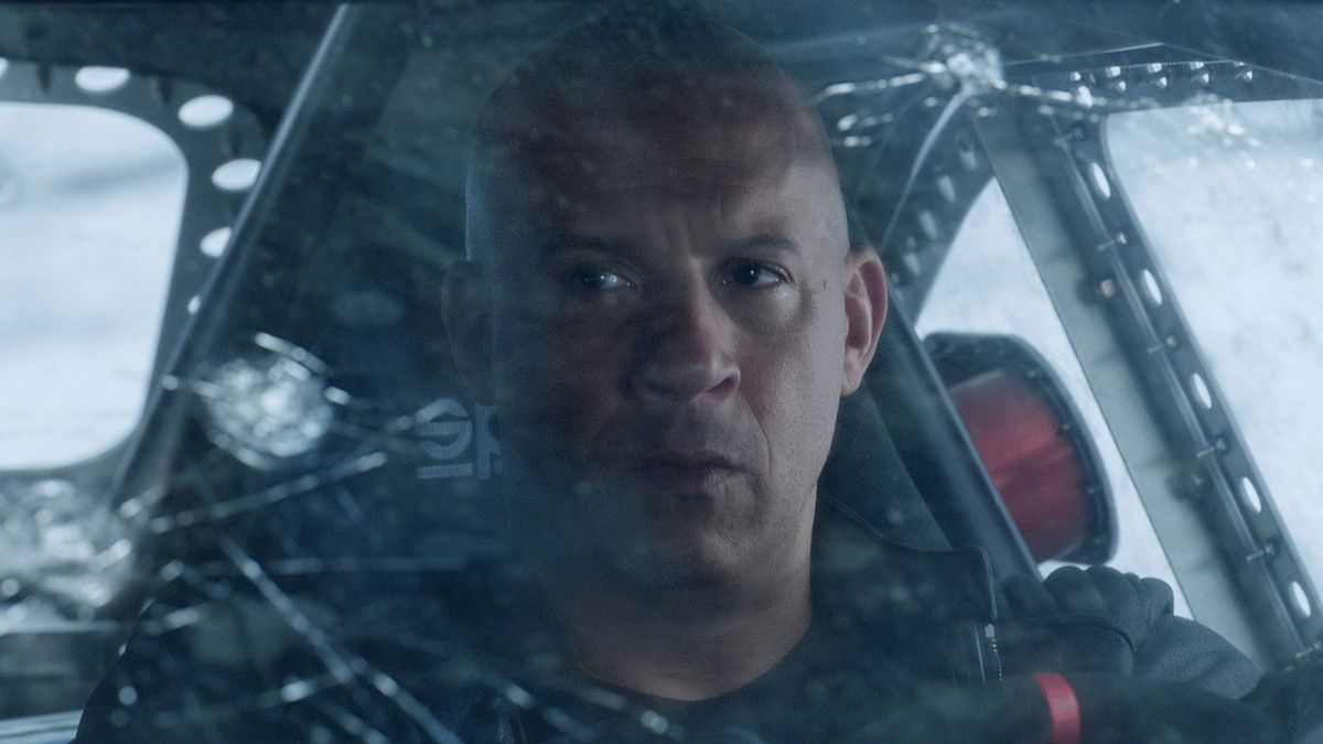 un gros plan de Dominic Toretto (Vin Diesel) au volant dans Fate of the Furious