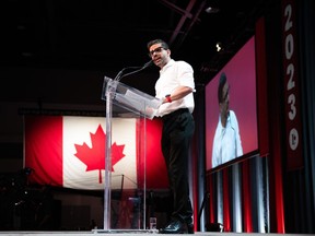 Sachit Mehra prononce un discours de victoire après avoir été élu nouveau président du parti national libéral lors de la dernière journée du congrès libéral à Ottawa, le samedi 6 mai 2023.