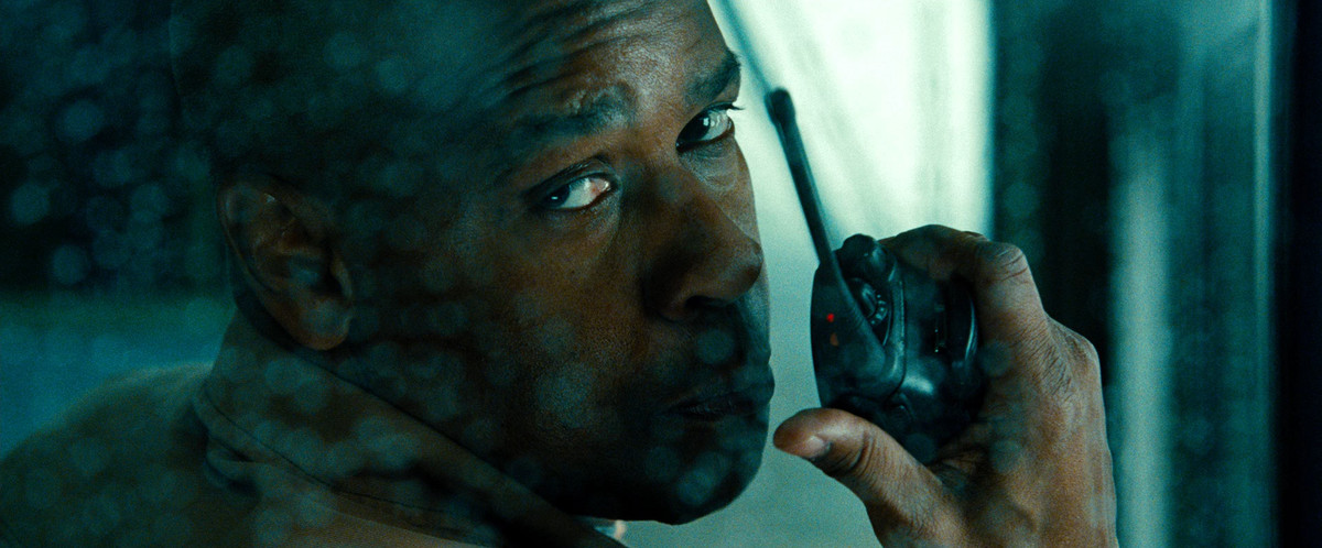 Denzel Washington dans le rôle de Frank parlant dans un talkie-walkie dans Unstoppable.