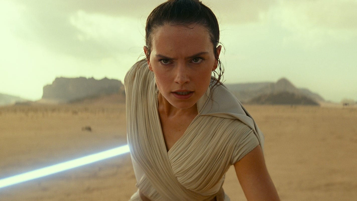 Un gros plan de Rey brandissant son sabre laser dans Star Wars : L'Ascension de Skywalker