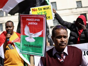 Des gens se rassemblent près de Downing Street pour protester contre le conflit au Soudan, à Londres, en Grande-Bretagne, le 29 avril 2023.