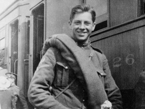 Frederick Percival (Percy) Bousfield pose pour une photographie à la gare de Winnipeg le 31 mai 1915 alors qu'il partait en service pendant la Première Guerre mondiale.  Il a été tué un an plus tard et sa dépouille n'a été identifiée que récemment.