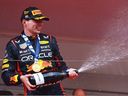 Le vainqueur de la course Max Verstappen des Pays-Bas et Oracle Red Bull Racing célèbrent sur le podium lors du Grand Prix F1 de Monaco sur le Circuit de Monaco le 28 mai 2023 à Monte-Carlo, Monaco.
