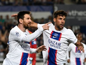 L'attaquant argentin du Paris Saint-Germain Lionel Messi célèbre le premier but de son équipe aux côtés du défenseur espagnol du Paris Saint-Germain Juan Bernat