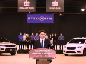 Le premier Justin Trudeau prend la parole dans une installation de Stellantis à Windsor, en Ontario, l'année dernière.