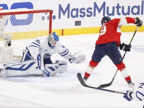 Joseph Woll des Maple Leafs de Toronto arrête un tir de Matthew Tkachuk des Panthers de la Floride lors du troisième match.