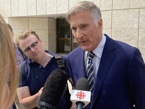 Maxime Bernier, chef du Parti populaire du Canada, s'adresse aux journalistes à Winnipeg, le mardi 16 mai 2023, après avoir comparu devant le tribunal et avoir été condamné à une amende de 2 000 $ pour avoir enfreint les restrictions liées à la COVID-19 au Manitoba en 2021.