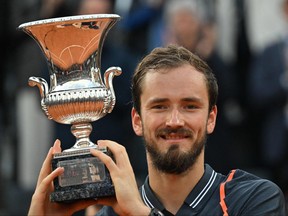 Le Russe Daniil Medvedev pose avec le trophée célébrant la victoire du match final du tournoi de tennis masculin ATP Rome Open contre le Danois Holger Rune sur le court central du Foro Italico à Rome le 21 mai 2023.