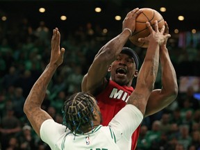 Jimmy Butler du Miami Heat est défendu par Marcus Smart des Boston Celtics.