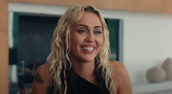 Miley Cyrus est interrogée sur les rumeurs de Liam Hemsworth et de "Flowers" et admet que les paroles étaient différentes