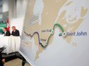 Une carte du tracé du projet de pipeline Énergie Est lors d'une conférence de presse en 2013. 
