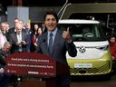 Le premier ministre Justin Trudeau assiste à une conférence de presse pour annoncer les détails de la construction d'une gigantesque usine de production de batteries pour véhicules électriques par la société de batteries du groupe Volkswagen, PowerCo SE, à St. Thomas, en Ontario.