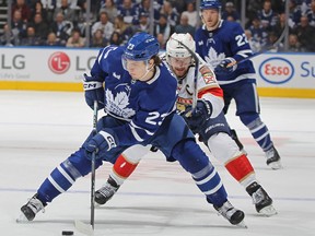 Aleksander Barkov des Panthers de la Floride patine pour vérifier Matthew Knies des Maple Leafs de Toronto lors du premier match de la deuxième ronde des séries éliminatoires de la Coupe Stanley 2023 à la Scotiabank Arena le 2 mai 2023 à Toronto, Ontario, Canada.