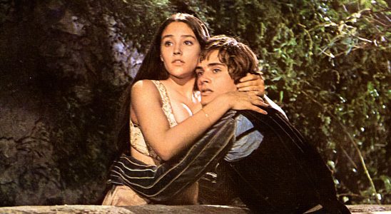 Paramount cherche à jeter le costume sur la scène de nu 'Roméo et Juliette' de 1968 la plus populaire doit être lue