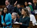 La ministre des Finances, Chrystia Freeland, présente le budget du gouvernement fédéral pour l'exercice 2023-24 à la Chambre des communes sur la Colline du Parlement à Ottawa. 