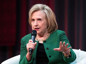 L'ancienne secrétaire d'État américaine Hillary Clinton prend part à un discours liminaire lors de la deuxième journée du Congrès libéral à Ottawa, le vendredi 5 mai 2023.