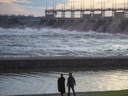 L'eau s'engouffre dans le barrage électrique de Carillon Hydro à Carillon, au Québec.