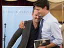 Le premier ministre Justin Trudeau avec son frère Alexandre, qui présentait son livre Barbarian Lost lors d'un déjeuner littéraire présenté par le Festival international des écrivains d'Ottawa le 13 septembre 2016.