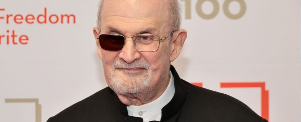 Salman Rushdie fait sa première apparition en personne depuis qu'il a été poignardé : "La violence ne doit pas nous dissuader"