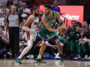 Jayson Tatum, à droite, des Celtics de Boston affronte Caleb Martin du Heat de Miami au cours du troisième quart du match 4 de la finale de la Conférence Est au Kaseya Center le 23 mai 2023 à Miami, en Floride.