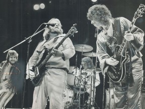 Les membres de Bachman-Turner Overdrive sont photographiés en train de jouer dans une émission spéciale de la CBC le 18 août 1975.