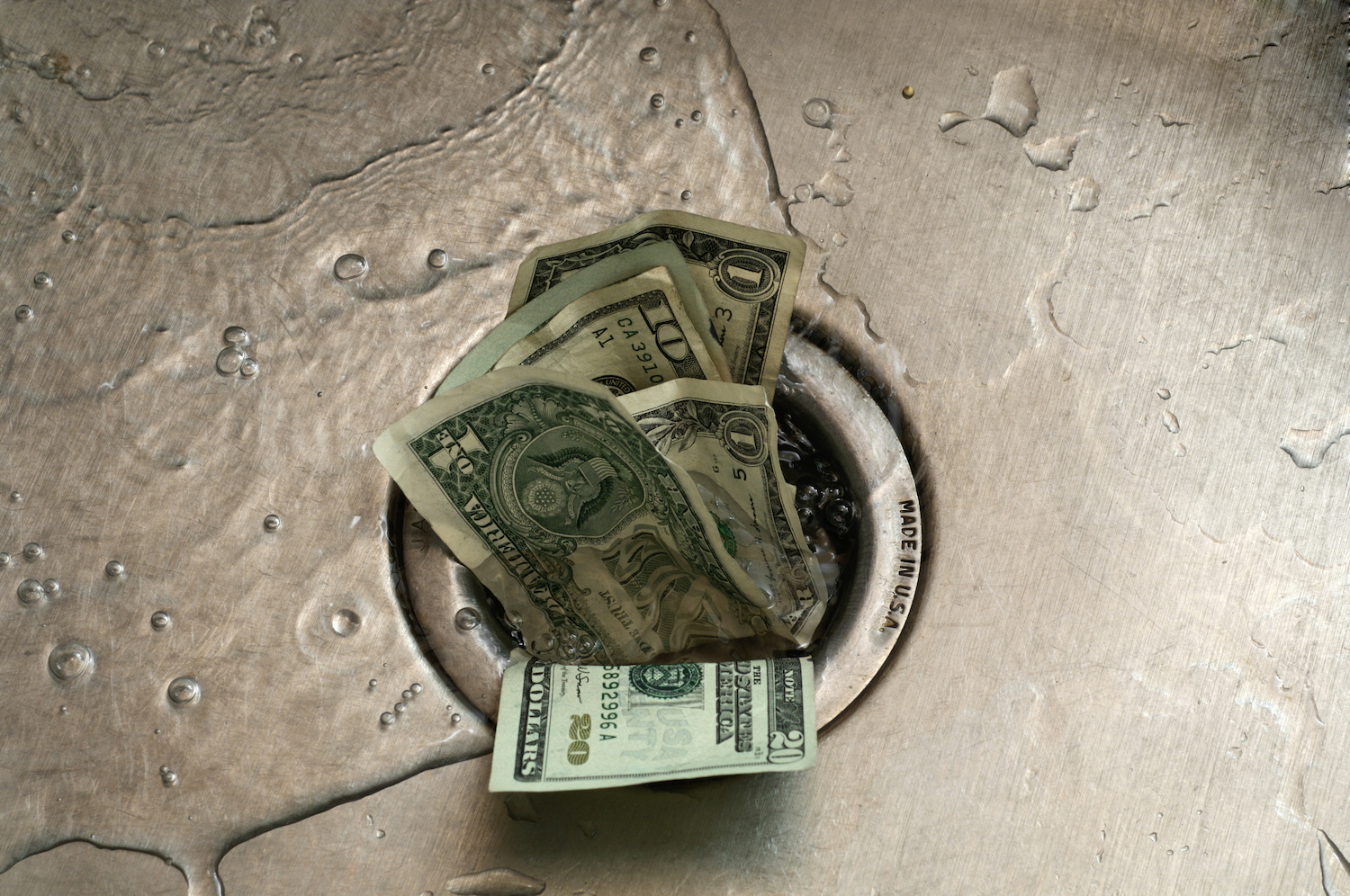 Papier-monnaie américain, poussé dans le drain d'un évier humide